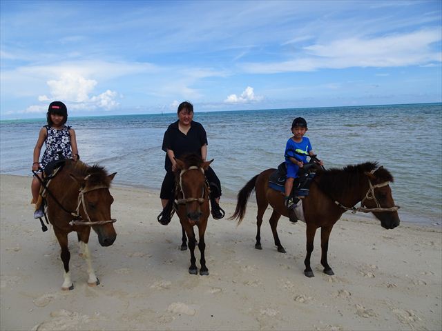 ​ビーチでポニー92次保養参加の子どもたち