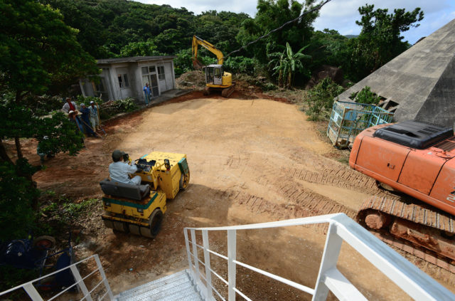 島の人たちの協力でよみがえっていく施設。2012年