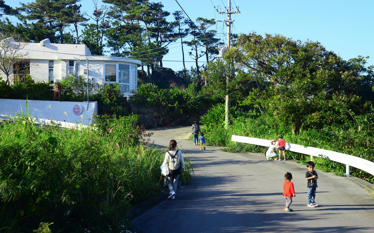 シーサーと宮崎駿さんデザインのロゴがお出迎え！