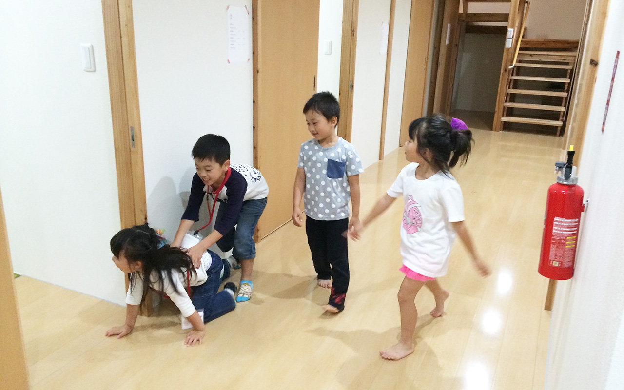 【おやすみ館】消灯は夜の８時。１日中動き回った子どもたちはぐっすりです。