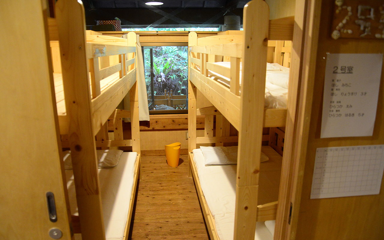 【おやすみ館】本館の部屋は子どもたちに人気の二段ベッド。