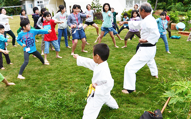 【芝生エリア】裸足でも寝転んでもへっちゃら。