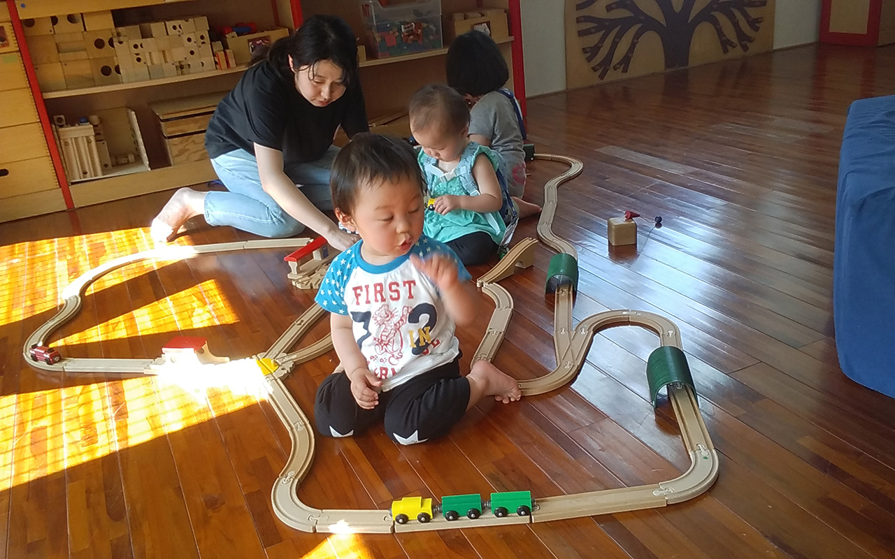 ピラミッドの中で遊ぶ子どもたち！