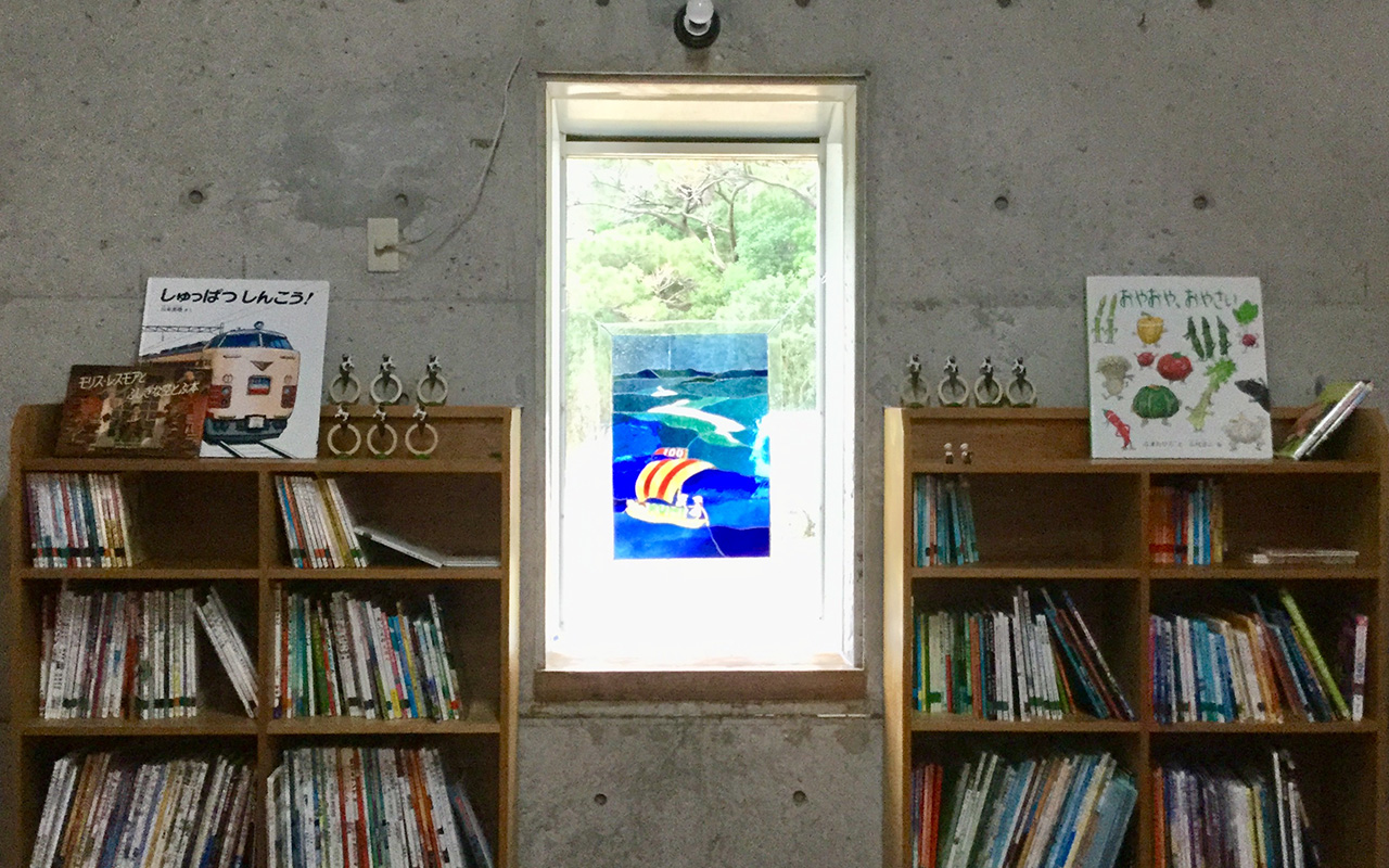 保養100回記念の寄贈ステンドグラス